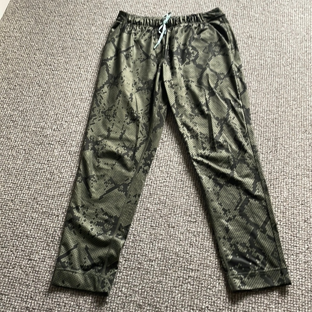 Lululemon pixel Camo pant Sz 4